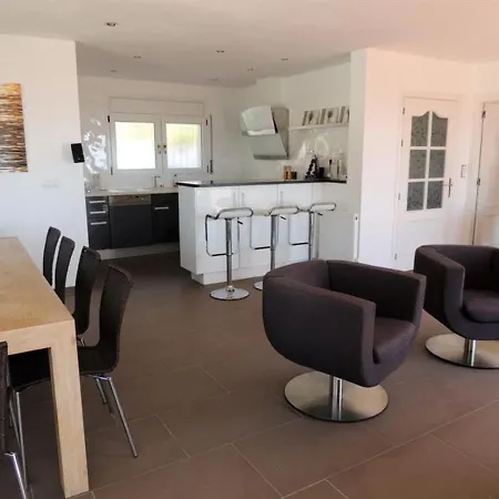 Villa Casa Blanca-fantastic With Salt Water Infinity Pool And Huge Deck Area